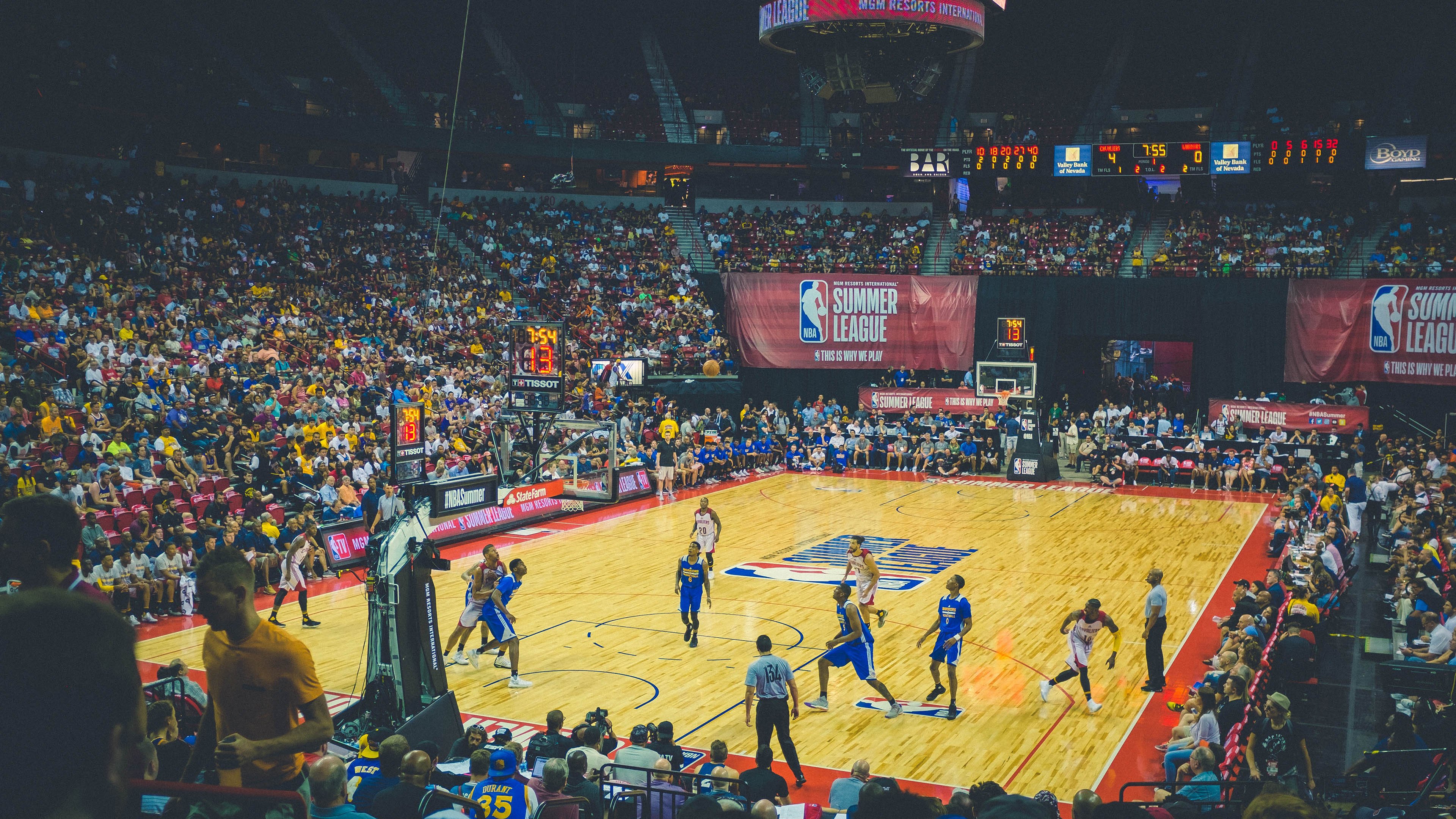 足球战术打法多变比赛观赏性强，足球比赛的战术